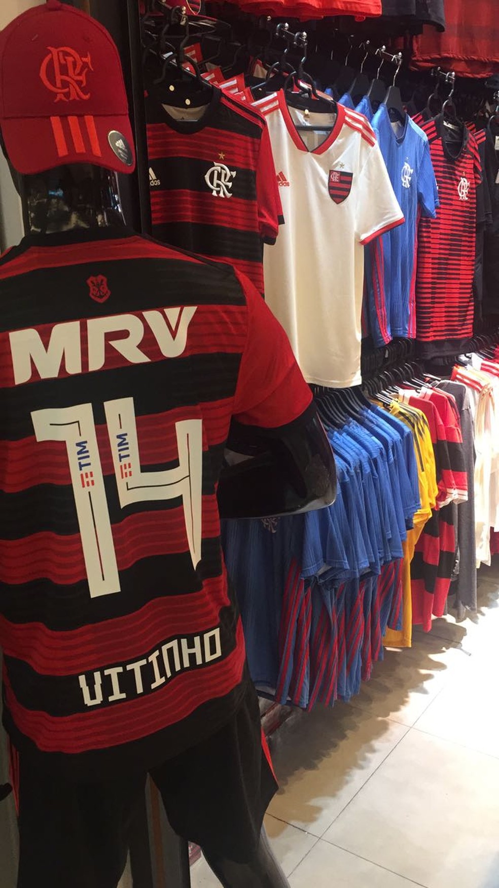 Camisas com o nome de Vitinho � venda (Foto: Reprodu��o)