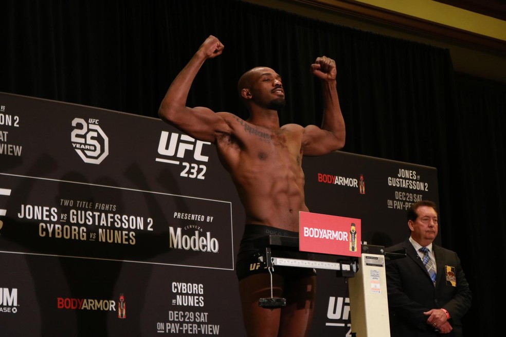 Jon Jones foi o primeiro atleta a subir na balança na pesagem oficial do UFC 232 — Foto: Adriano Albuquerque