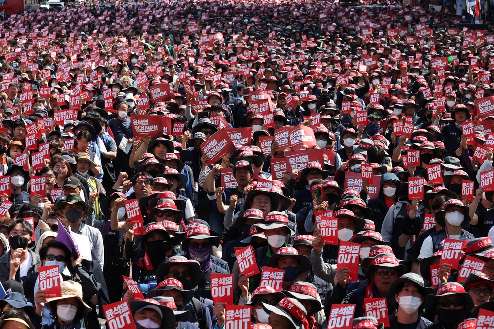 Trabalhadores da Confederação Coreana de Sindicatos (KCTU) durante uma manifestação do 1º de Maio em Seul, capital da Coreia do Sul. — Foto: REUTERS/Kim Hong-Ji