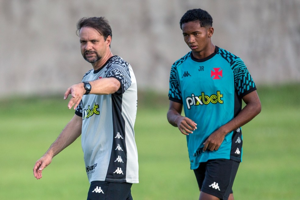 Eguinaldo e Maurício Souza em ação no treino do Vasco em São Luís, no Maranhão — Foto: Daniel Ramalho / CRVG