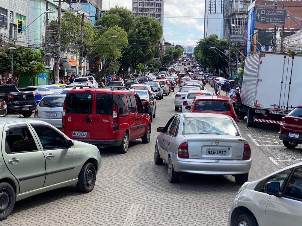 Movimento no Centro de Manaus no segundo dia de reabertura do comércio. — Foto: Carolina Diniz/G1 AM