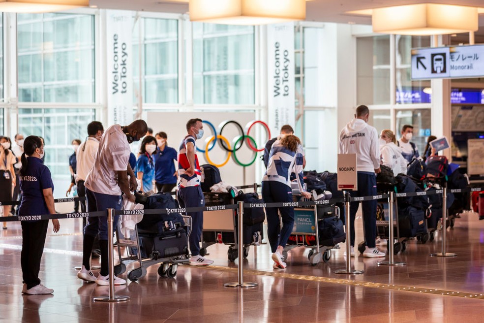 Chegada da delegação britânica ao aeroporto de Tóquio — Foto: Yuichi Yamazaki/Getty Images