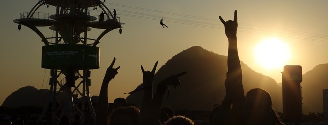 A famosa tirolesa da Cidade do Rock ao cair do sol. — Foto: Lucas Tavares/Agência O Globo