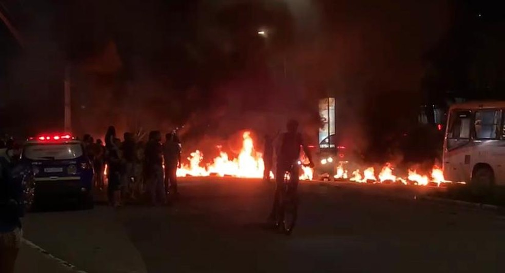 Moradores de Paulista fecharam o trânsito e queimaram pneus em protesto contra acidentes — Foto: Meiry Lanunce/TV Globo