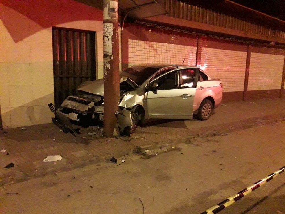 Carro batido do inspetor (Foto: Internauta/Gazeta Online)