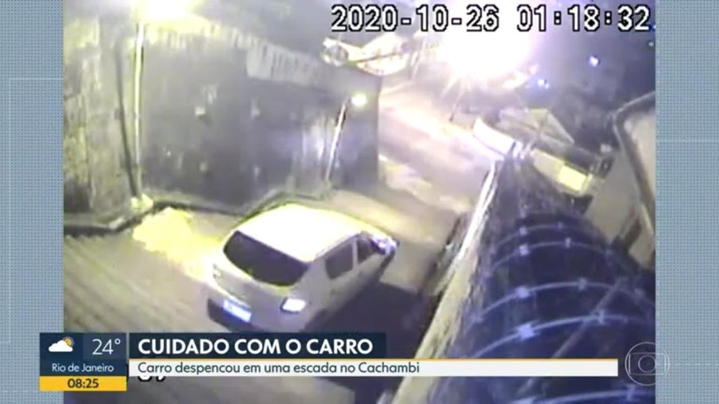 Carro despenca de escadaria no Cachambi, na Zona Norte do Rio — Foto: Reprodução/TV Globo
