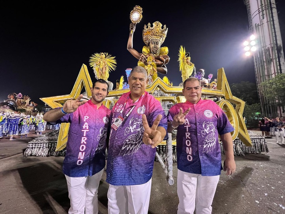 Milton Leite e os filhos deputados durante o desfile da escola de samba 'Estrela do Terceiro Milênio', do Grajaú, na Zona Sul de São Paulo. — Foto: Divulgação 