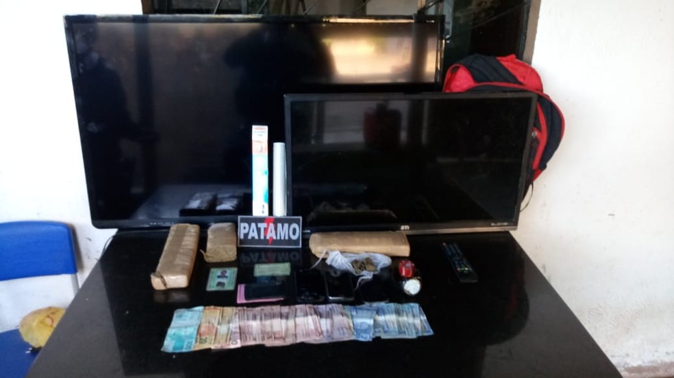 Três tabletes de droga, R$ 762 foram apreendidos e outros objetos foram apreendidos — Foto: PM/Divulgação