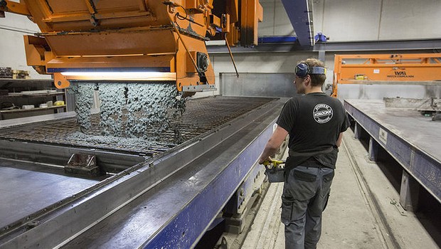 Operário de fábrica de cimento da Lafarge Holcim (Foto: AFP/Getty Images)