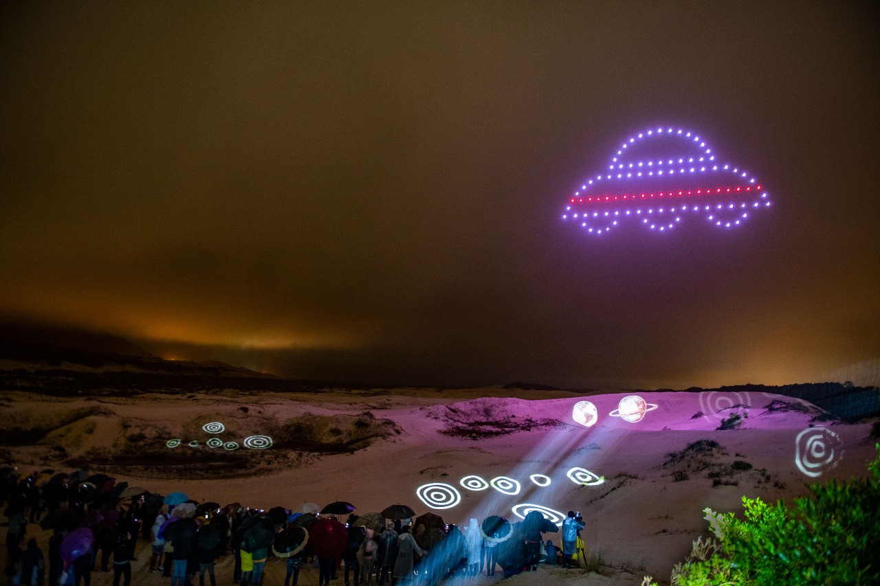 'Ballet' de 100 drones impressiona no céu de Florianópolis; FOTOS