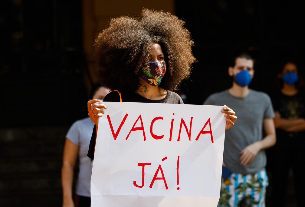Ribeirão Preto (SP) - Manifestante segura faixa durante protesto contra o presidente Jair Bolsonaro, neste sábado (29) — Foto: Renato Lopes Rp/Futura Press/Estadão Conteúdo