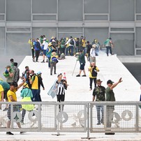 Bolsonaristas na rampa do Palácio do Planalto, em Brasília, neste domingo, 8 de janeiro — Foto: Evaristo Sa/AFP