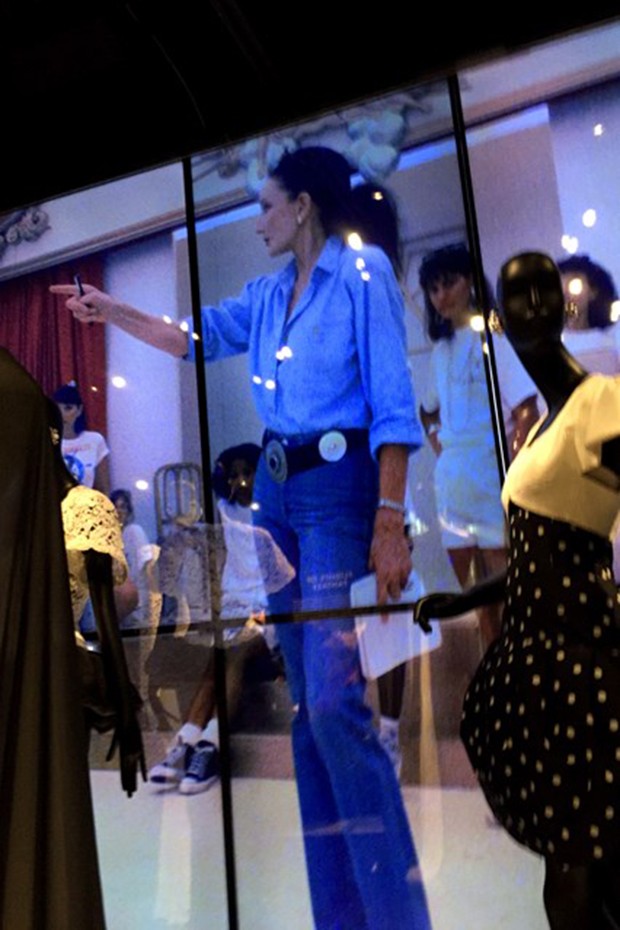 Captured in a casual way, in denim attire, Jacqueline de Ribe prepares the catwalk show for her own fashion line in the Eighties. (Foto: Suzy Menkes Instagram)