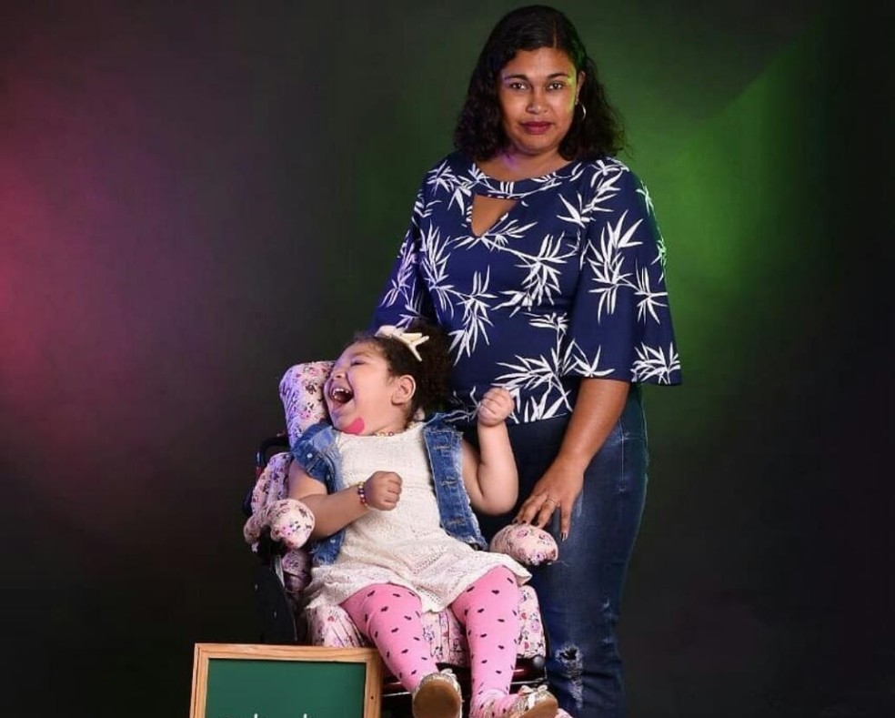 Jayane, de 4 anos, e a mãe, Crislene — Foto: Paloma Arquino/UMA/Divulgação