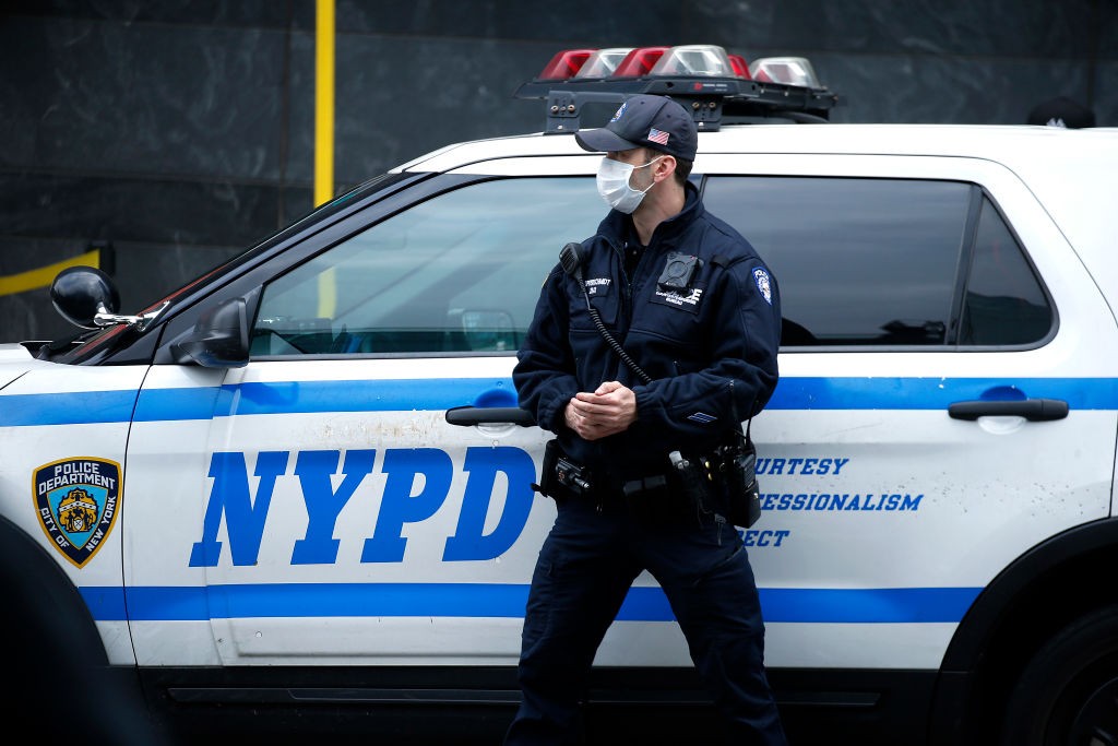 Policial de Nova York se protege com máscara  (Foto: Getty Images)