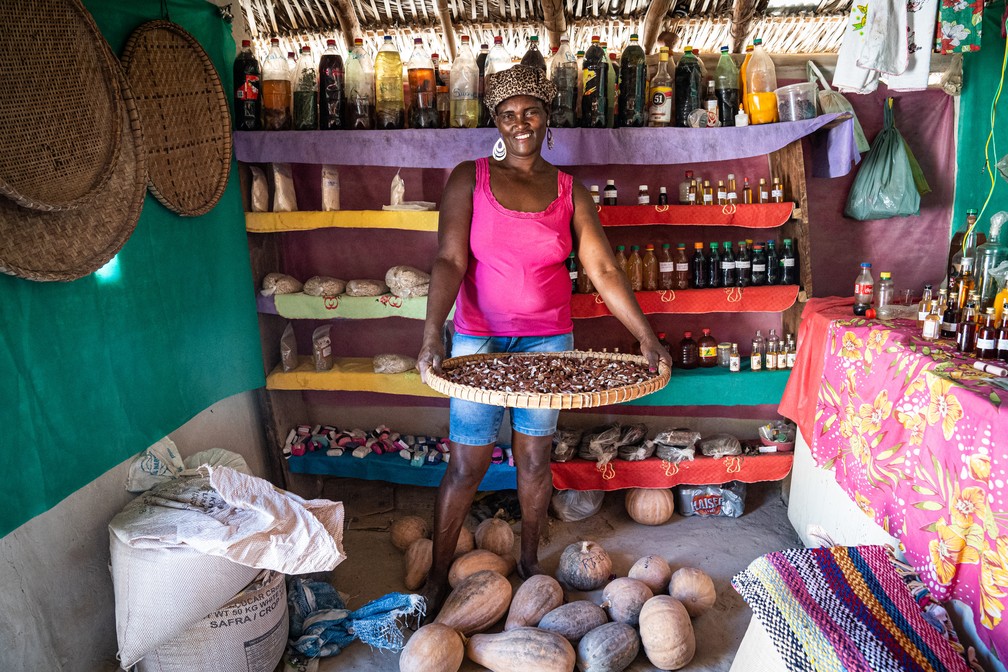 A quilombola Neuza da Cunha vende produtos feitos com recursos típicos do Cerrado. — Foto: Fábio Tito/G1