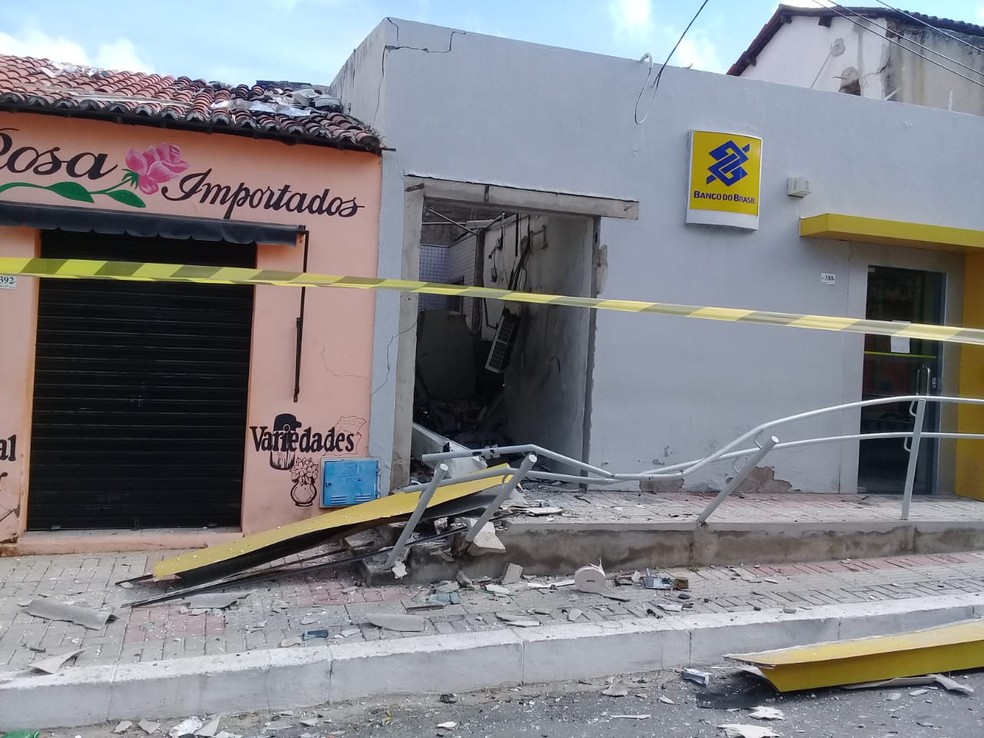 A agência pertencente ao Banco do Brasil foi atacada e ficou destruída. Ninguém foi preso. — Foto: Marcelino Junior
