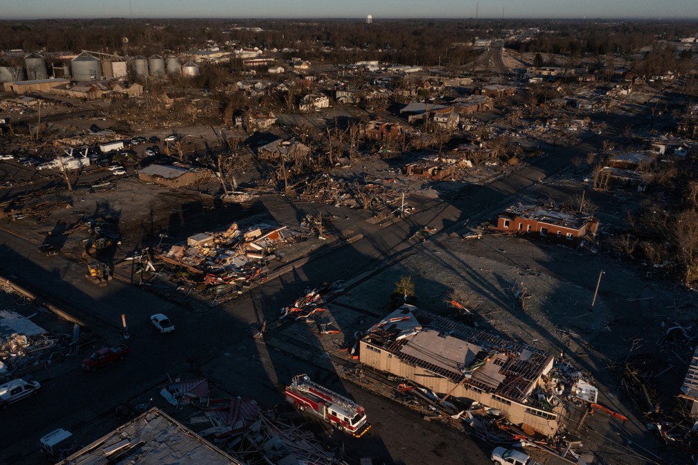 Foto de drone mostra caminhão de bombeiros ao lado de prédios destruídos no centro de Mayfield, cidade mais atingida pelos tornados, no Kentucky. — Foto: Adrees Latif/Reuters