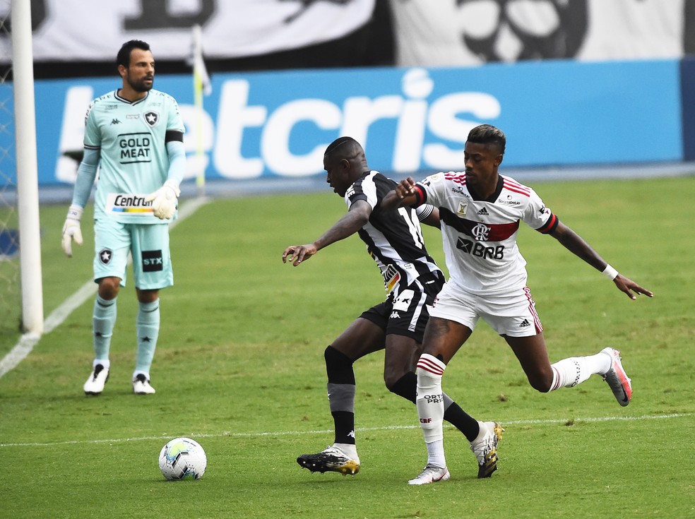Bruno Henrique em ação na vitória do Flamengo sobre o Botafogo — Foto: André Durão