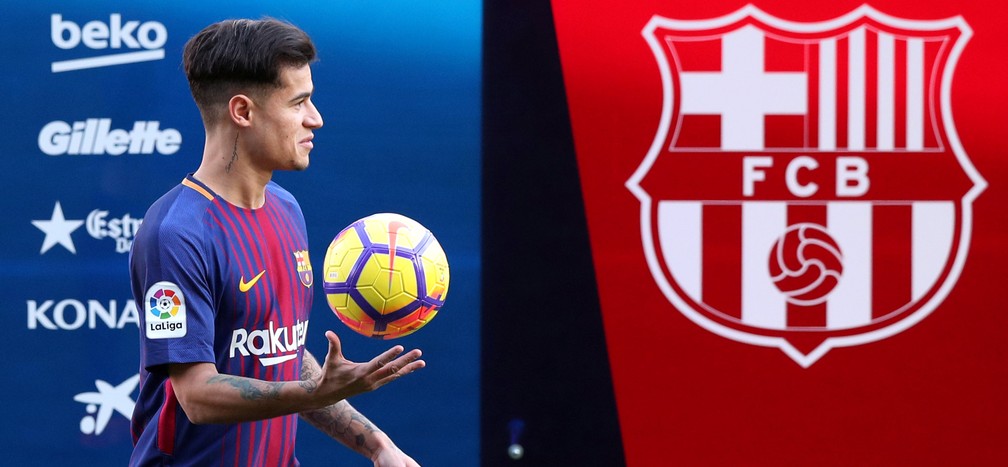 Philippe Coutinho veste a camisa do Barça, ainda sem número, no Camp Nou (Foto: Reuters)