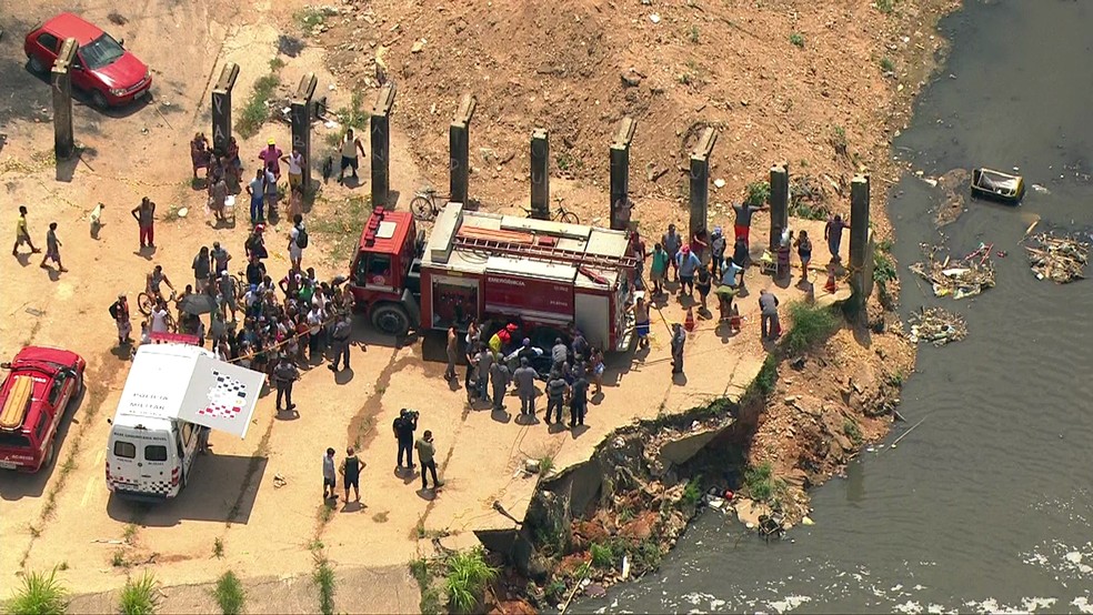 Bombeiros localizam corpo de menino de 7 anos que caiu em córrego na Zona Leste   Foto: Reprodução TV Globo
