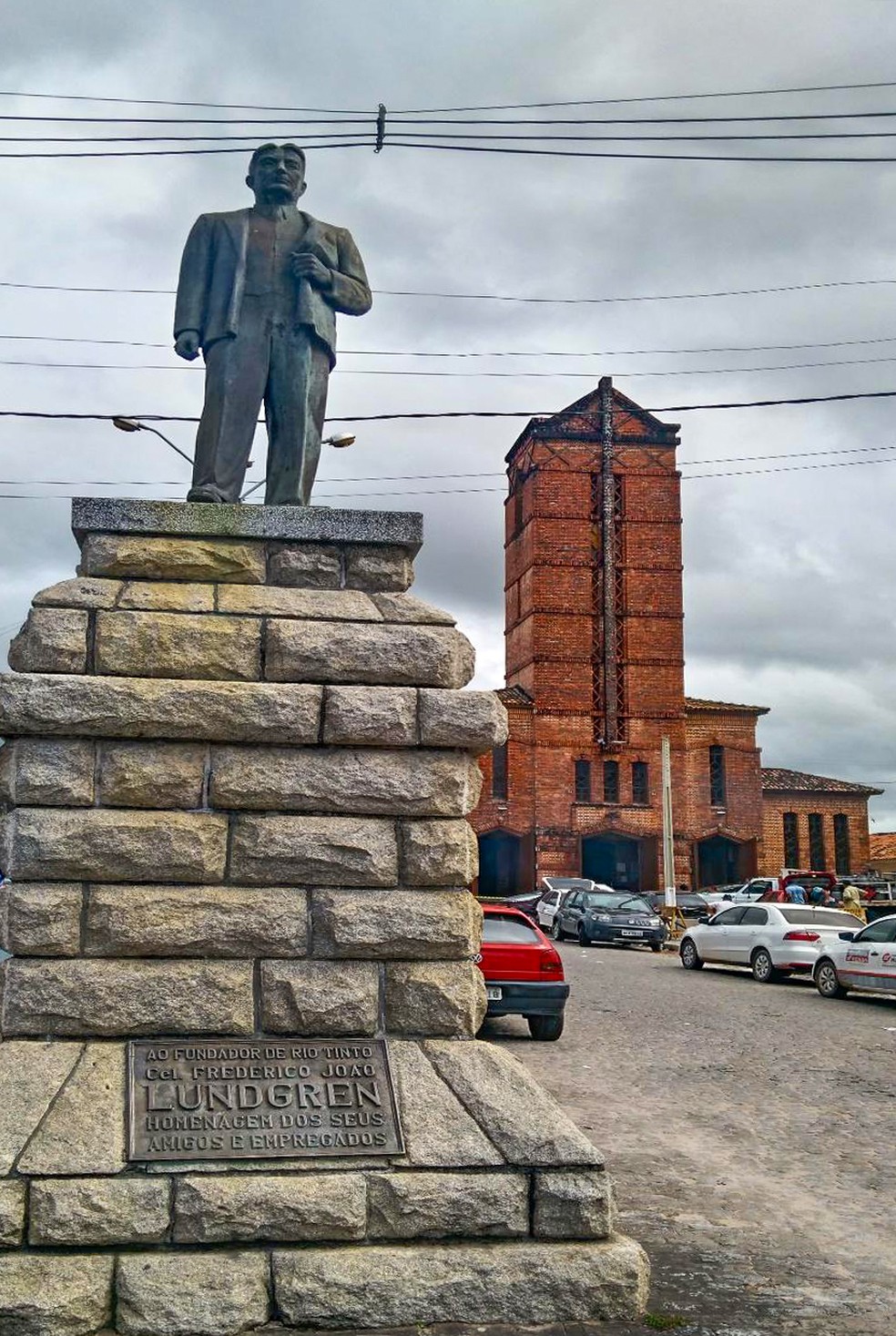 Estátua do coronel Frederico Lundgreen, um dos fundadores da fábrica — Foto: Joaquim Neto