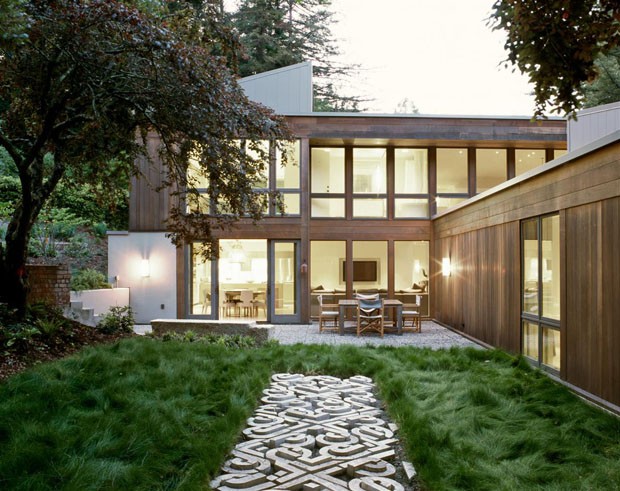 Ambientes integrados ao jardim criam clima tranquilo em casa na Califórnia (Foto: Divulgação)