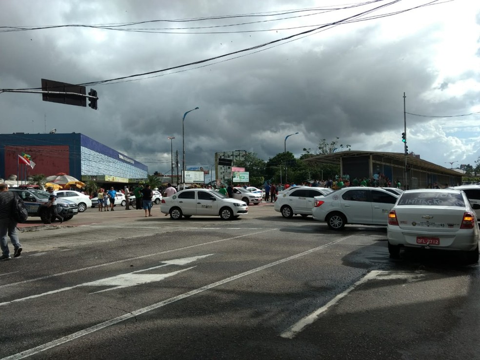 Taxistas protestam no bairro de São Brás, em Belém. — Foto: Carlos Brito / TV Liberal