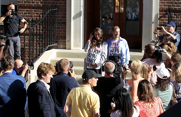 Sósias de Kate e William confundiram os jornalistas na porta da maternidade. Ação foi planejada pelo jornal britânico The Sun (Foto: Getty Images)