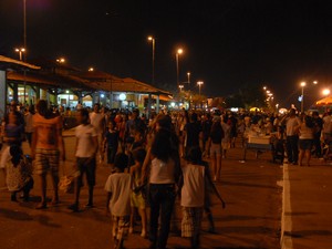 Macapaenses lotam a Beira-Rio para celebrar a chegada de 2014 com show pirotécnico (Foto: Gabriel Penha/G1-AP)