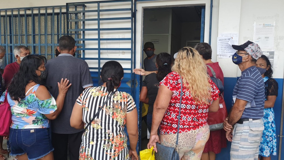 Pessoas que não receberam senhas foram levadas a um salão — Foto: Marcelo Moreira/Rede Amazônica