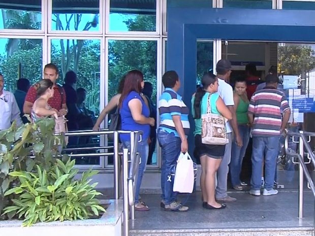 Filas se formam em agências bancárias no primeiro dia após greve dos bancários (Foto: Reprodução/TV TEM)
