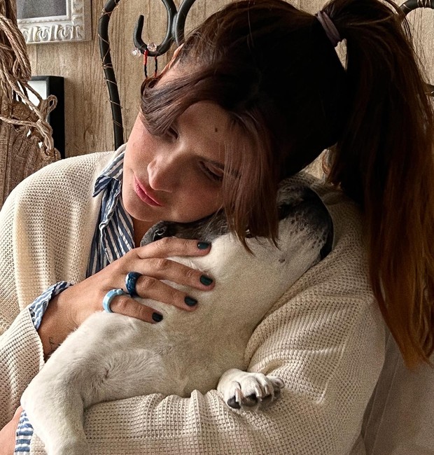 Giulia Costa e Lola, sua cachorra (Foto: Reprodução / Instagram)
