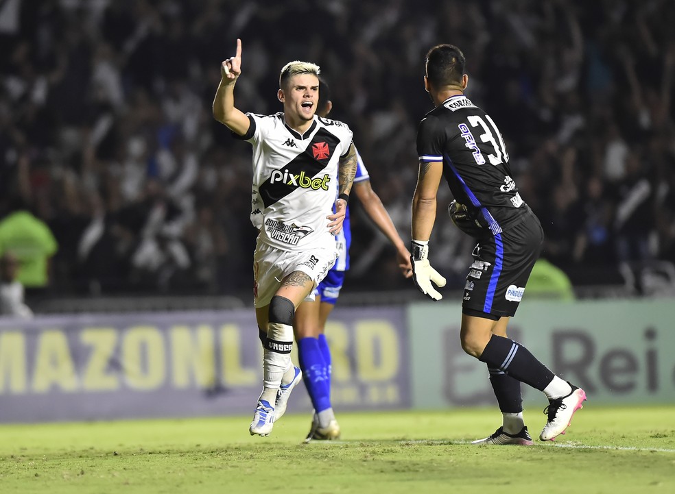 Gabriel Pec comemora o gol do Vasco contra o CSA: 1 a 0 em São Januário — Foto: André Durão