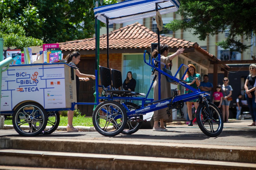 Projeto BiciBiblioteca leva livros sobre uma bicicleta a estudantes de Pacajus, no Ceará. — Foto: Divulgação/Lubben Multimidia