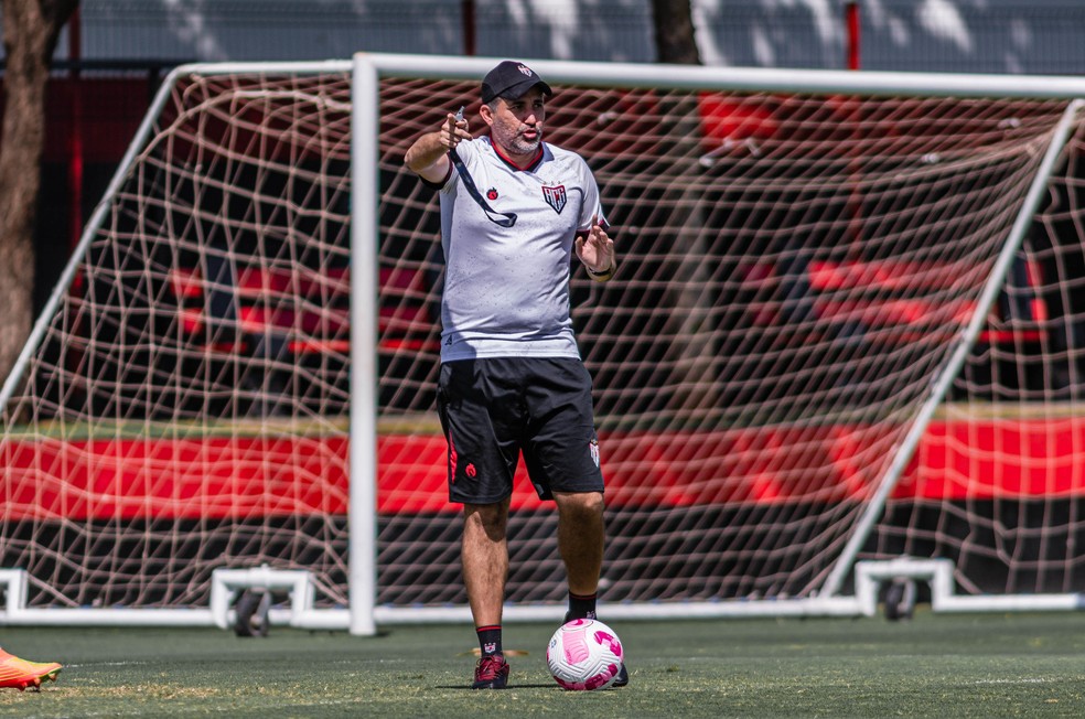Eduardo Souza é efetivado como técnico do Atlético-GO — Foto: Alan Deyvid / ACG