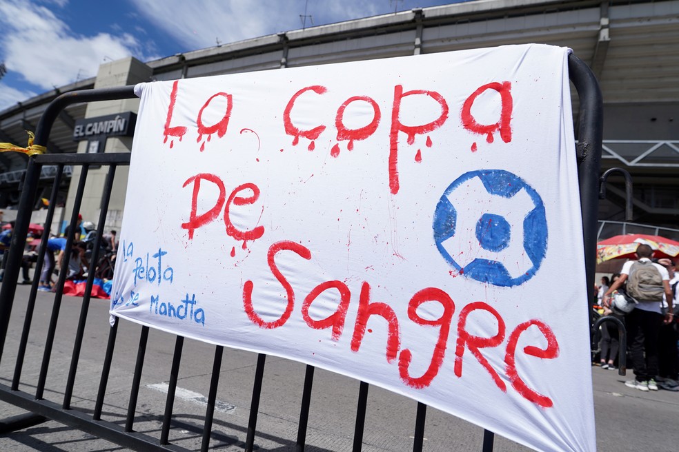 "A copa de sangue", diz o cartaz em protesto de colombianos contra a Copa América no país — Foto: Reuters