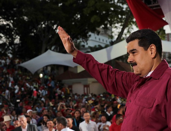 O presidente da Venezuela, Nicolás Maduro, saúda populares. A eleição no país foi chamada de “réquiem da democracia” (Foto: MIRAFLORES PALACE/HANDOUT/REUTERS)