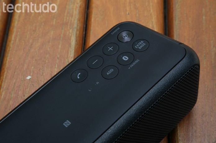 Caixa de som portátil da Sony permite conexão via Bluetooth e NFC (Foto: Gabrielle Lancellotti/TechTudo)