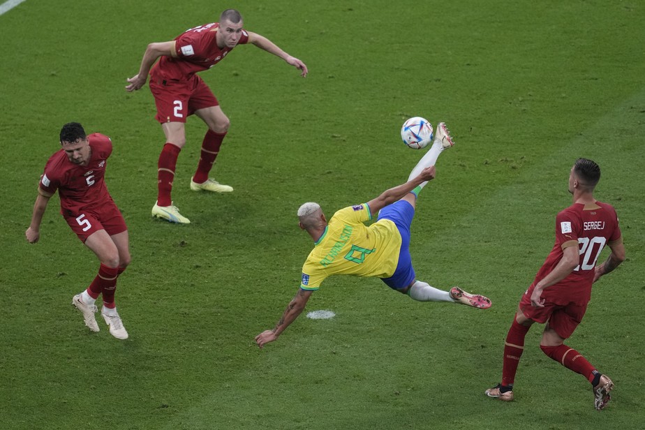 Richarlison decide, e Brasil vence a Sérvia na estreia da Copa do Catar
