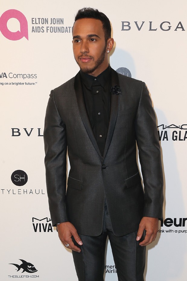 Lewis Hamilton: aval para a camisa preta no evento noturno (Foto: Getty Images)