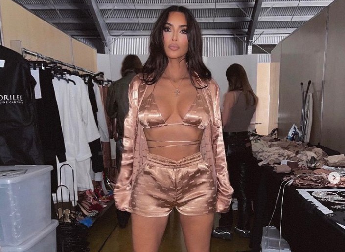 Kim Kardashian posa de pijamão sexy (Foto: Reprodução/Instagram)