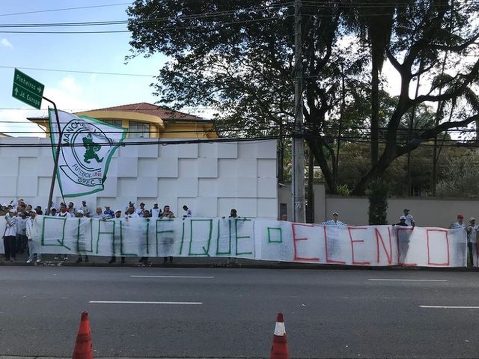 Torcida do Palmeiras protestou contra a montagem de elenco do time — Foto: Reprodução