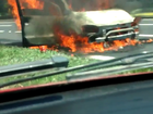 Carro é destruído por incêndio na Via Dutra em Barra Mansa; veja vídeo