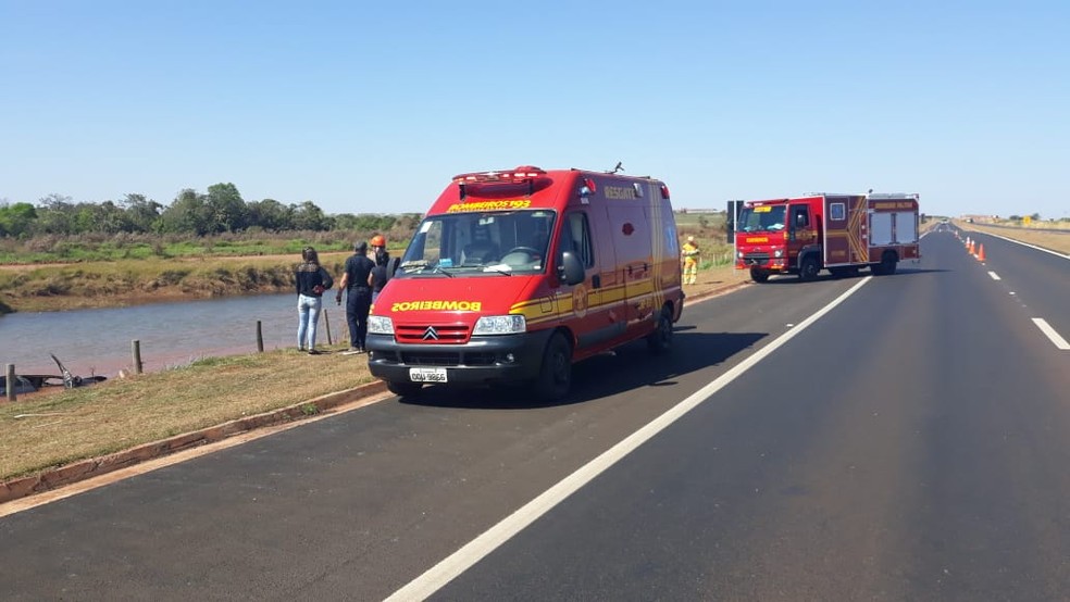 Corpo de Bombeiro reanima homem que caiu com veículo no carro (Foto: Rodrigo Rodrigues/Nova Alvorada News)