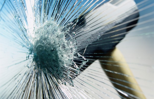 vidro quebrado, martelo, resistência (Foto: Thinkstock)