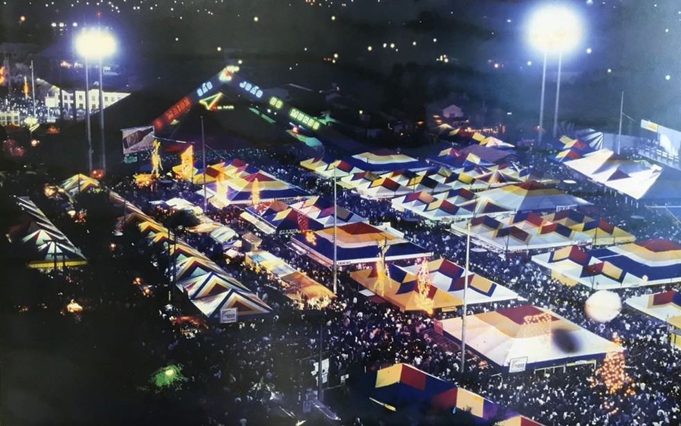 A partir de 1996 as barracas no Parque do Povo foram padronizadas para o São João (Foto: Cléa Cordeiro/Memorial do Maior São João do Mundo/Arquivo Pessoal)