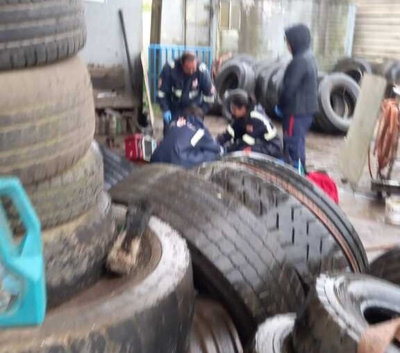 Proprietário de borracharia morre após pneu estourar durante trabalho em SC