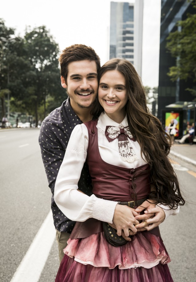 Juliana Paiva e Nicolas Prattes protagonizam a novela O Tempo Não Para (Foto: divulgação / Globo / Estevam Avellar)