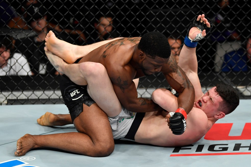 Karl Roberson ataca Wellington Turman na sua vitÃ³ria no UFC Sacramento â?? Foto: Getty Images